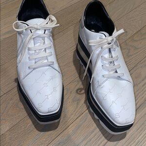 Stella McCartney ELIYSE white sneakers
With platform known for quality.